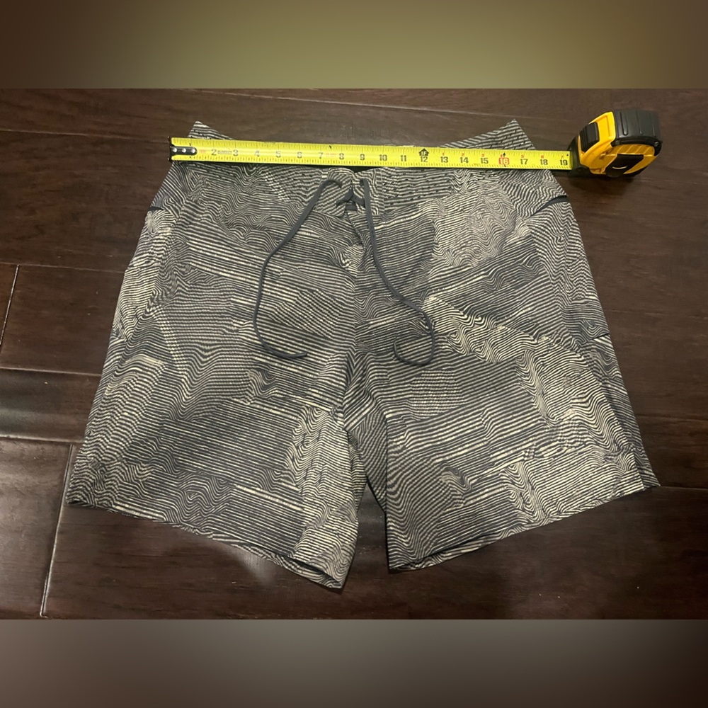 Lululemon Current State Board Short 9" Classic Fit Size 36
Men XL